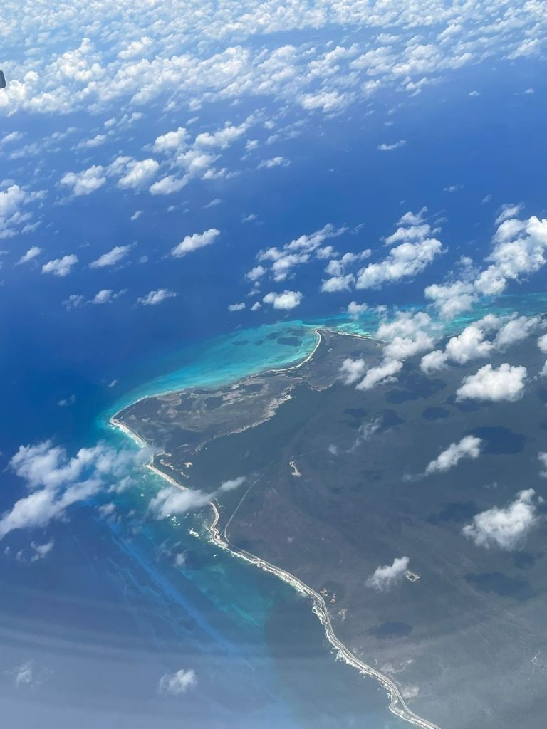 Vista desde el avión, llegando a Cancún 2025.
